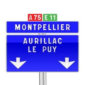 Panneau de direction de confirmation de filante avec flèches d'affectation verticales utilisé sur autoroute