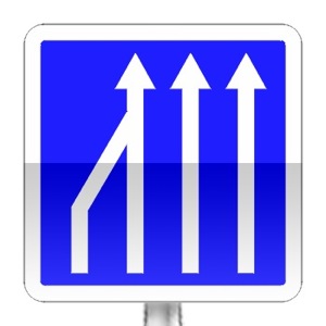 Panneau d'indication de réduction du nombre de voies sur une route à chaussées séparées ou sur un créneau de dépassement à chaussées séparées.