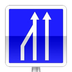 Panneau d'indication de réduction du nombre de voies sur une route à chaussées séparées ou sur un créneau de dépassement à chaussées séparées.