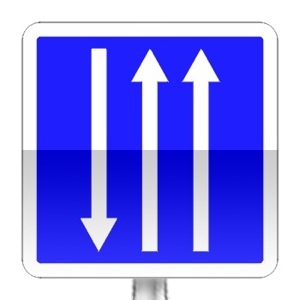 Panneau d'indication d'un créneau de dépassement à trois  voies affectées : deux voies dans un sens et une voie dans l’autre