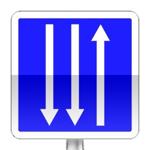 Panneau d'indication d'un créneau de dépassement à trois  voies affectées : une voie dans un sens et deux voies dans l’autre