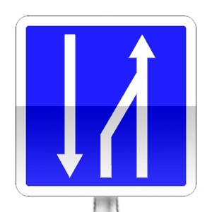 Panneau d'indication de fin d'un créneau de dépassement à trois voies affectées.