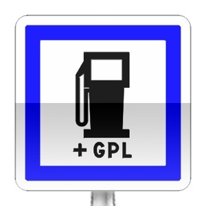 Panneau d'indication d'un poste de distribution de carburant ouvert 7/7j et 24/24h assurant les ravitaillement en GPL