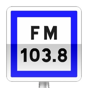 Panneau d'indication de fréquence d’émission d’une station de radiodiffusion dédiée aux informations sur la circulation routière et l’état des routes