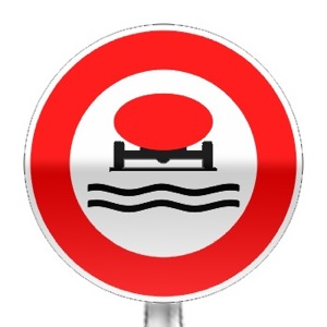 Panneau d'interdiction d'accéder aux véhicules transportant des marchandises susceptibles de polluer les eaux