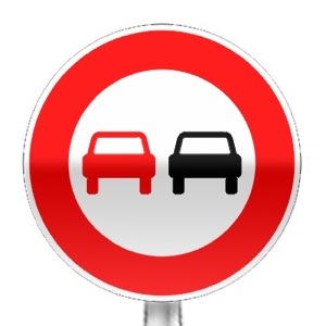 Panneau d'interdiction de dépasser tout véhicule à moteur sauf 2 roues sans side-car