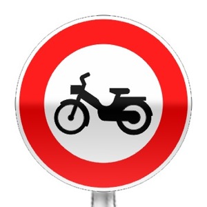 Panneau d'interdiction d'accès aux cyclomoteurs