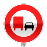 Panneau d'interdiction de dépasser tout véhicule à moteur (sauf 2 roues sans side-car) pour les véhicules affectés au transport de marchandise