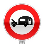 Panneau d'interdiction d'accès aux véhicules tractant un caravane ou une remorque de plus de 250 kg