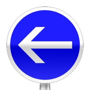 Panneau d'obligation de tourner à gauche avant le panneau