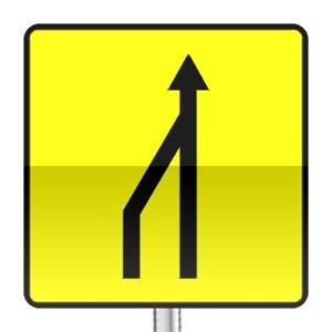 Panneau signalisation temporaire, annonce de la réduction du nombre des voies laissées libres à la circulation sur routes à chaussées séparées
